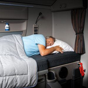 Berco - DAF Truck Man Sleeping Bed Interior Cab Night Under Blanket